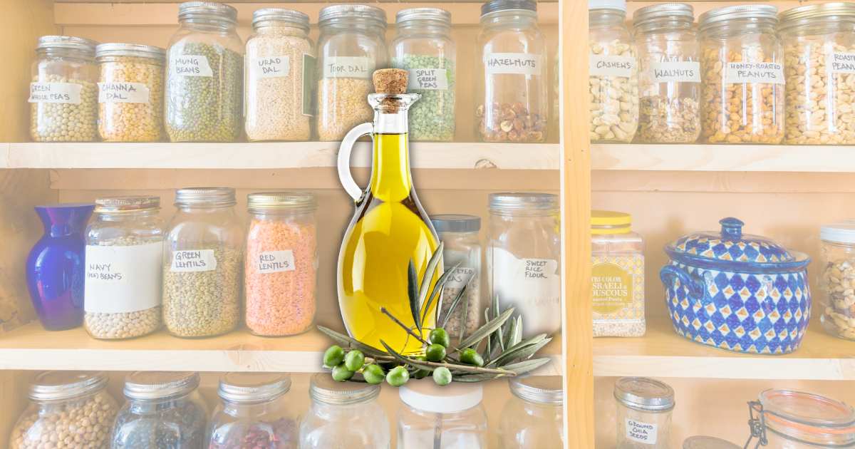 Bottiglia di olio extravergine di oliva conservata in una dispensa fresca e al riparo dalla luce.