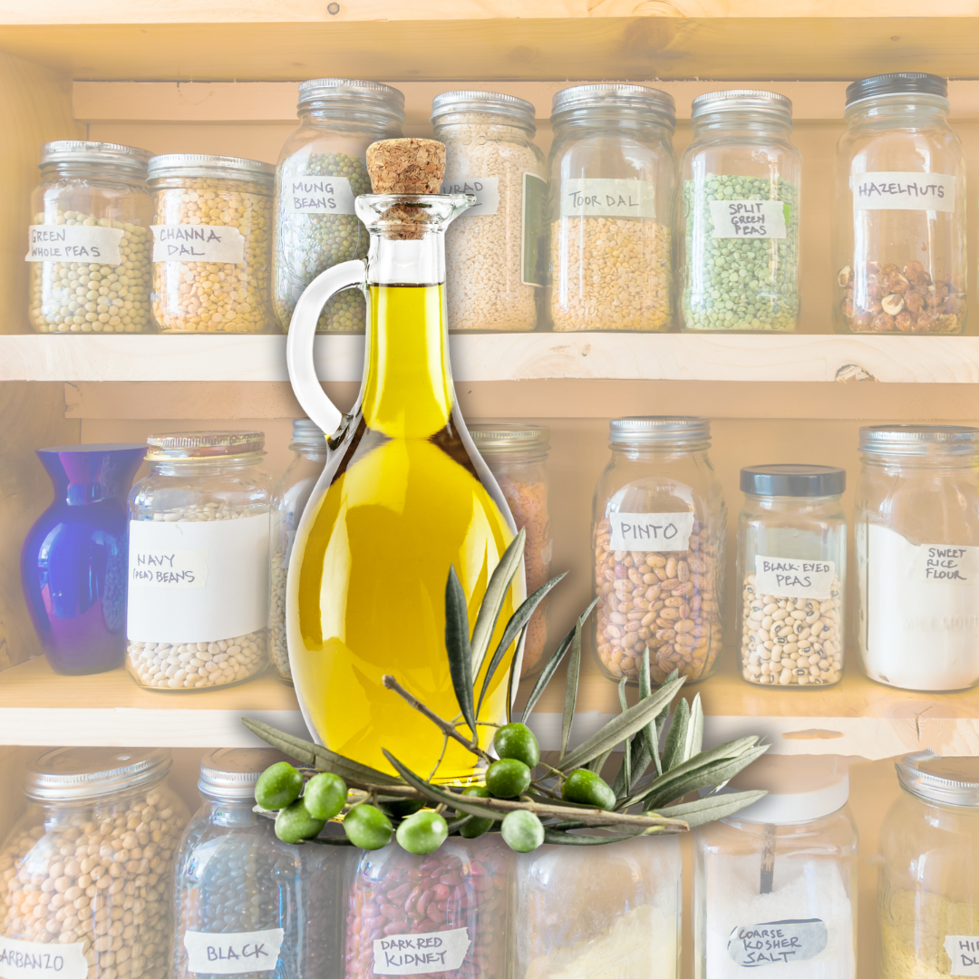 Bottiglia di olio extravergine di oliva conservata in una dispensa fresca e al riparo dalla luce.
